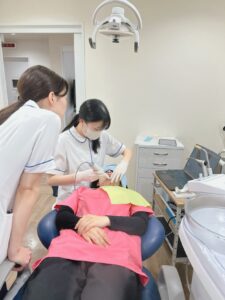 先輩の指導を受ける新人歯科衛生士