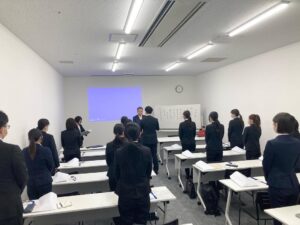 栄信会入社式の様子